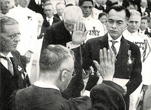 Manuel L. Quezon takes oath of office as the first Philippine President